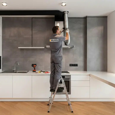 Napojenie digestora cez stenu zahŕňa vytvorenie otvoru v obvodovej stene, inštaláciu potrubia a správne utesnenie vývodu.